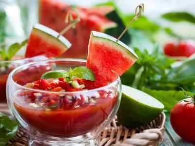 Gaspacho glacé de tomates et pastèque, ricotta et basilic