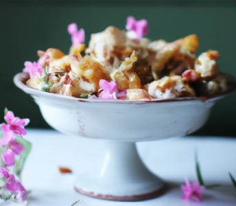 Beignets de fleurs de glycine dans une coupe